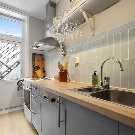 New Spacious & Cozy Hideaway With Location شقة